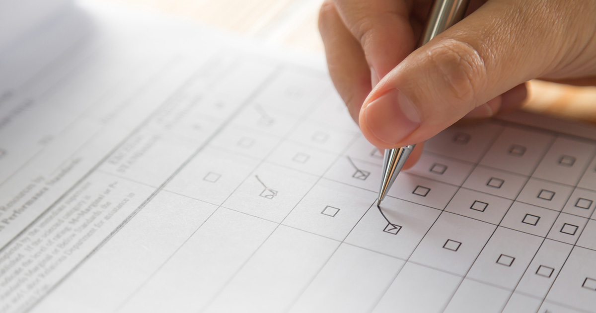 Hand mit Stift über Antragsformular