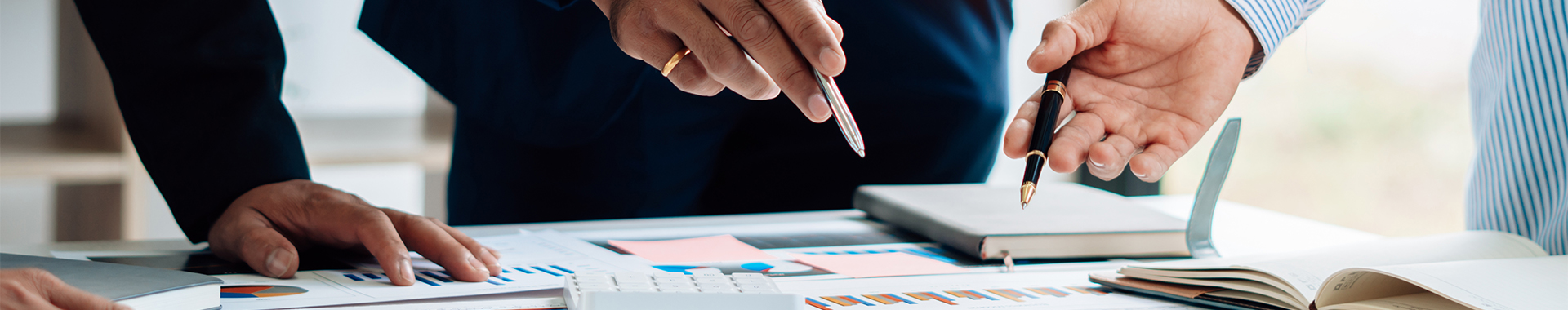 Menschen zeigen mit Stiefen auf eine Grafik