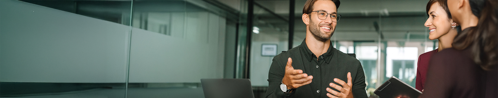 Mann erklärt seine Strategie