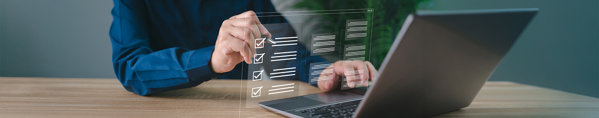 Person mit digitaler Checkliste