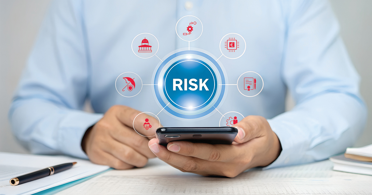 Ein Mann sitzt an einem Tisch und schaut auf ein Telefon, vor dem sich virtuelle Symbole und Icons zu den Themen Risiken, Governance, Management und Geschäftspläne befinden.