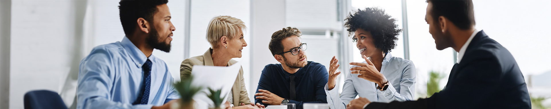 Meeting mit mehreren Menschen im Office