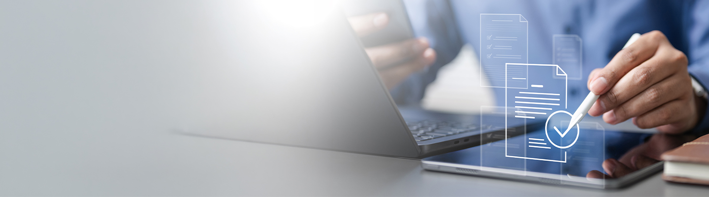  Person, die ein digitales Tablet mit Dokumentsymbolen verwendet