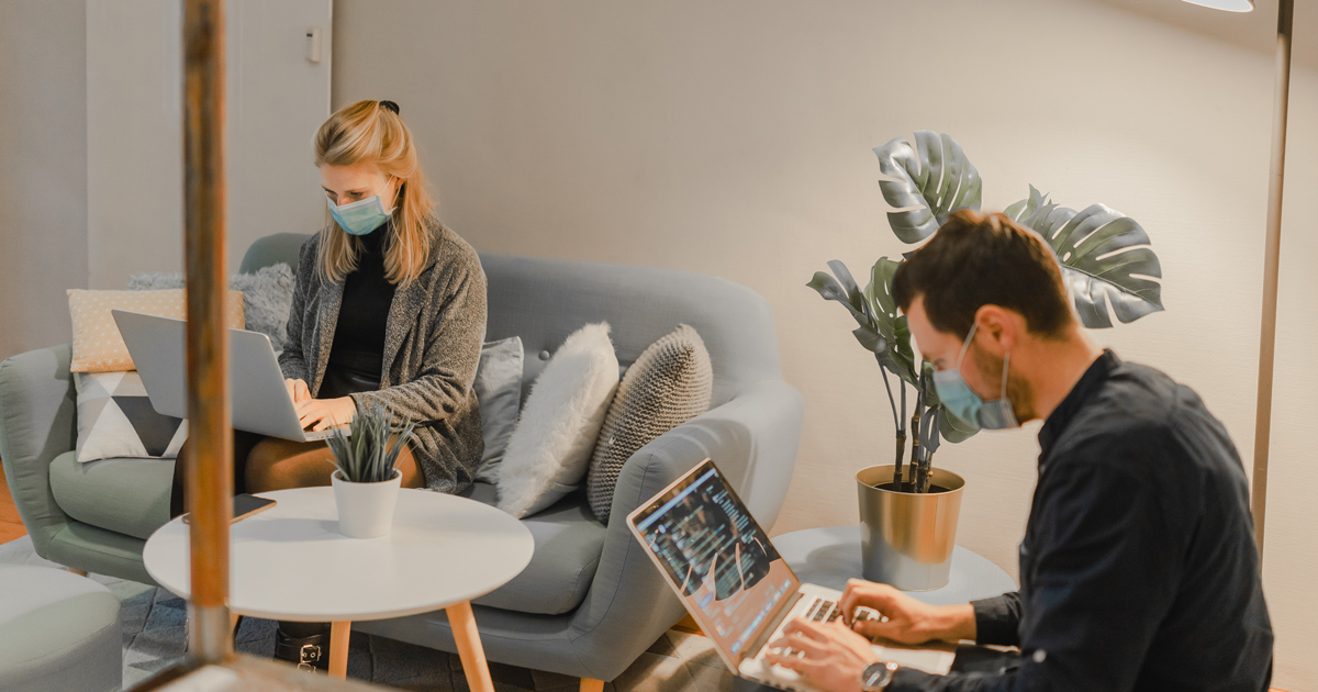 Menschen arbeiten mit Maske