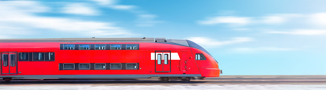 modernen Zug in Bewegung Kopf Auto Seitenansicht gegen unscharfe Wolken Himmel Hintergrund